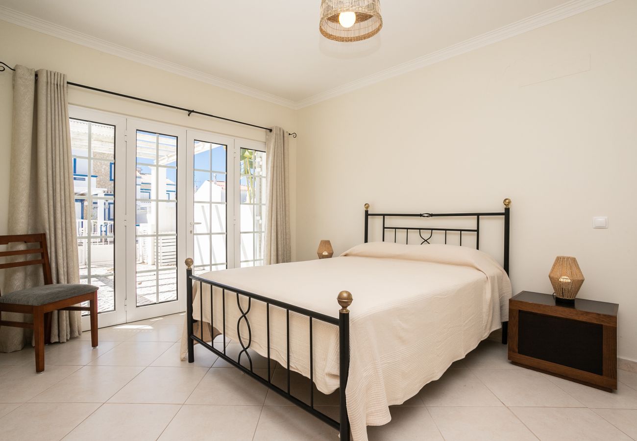 Villa à Manta Rota - Maison de 4 chambres avec patio, barbecue et climatisation par AlgarveManta (11V4)